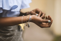 Photographie De Mise Au Point Sélective D'une Personne Portant Trois Bracelets