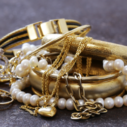 accumulation bijoux dorés et perles